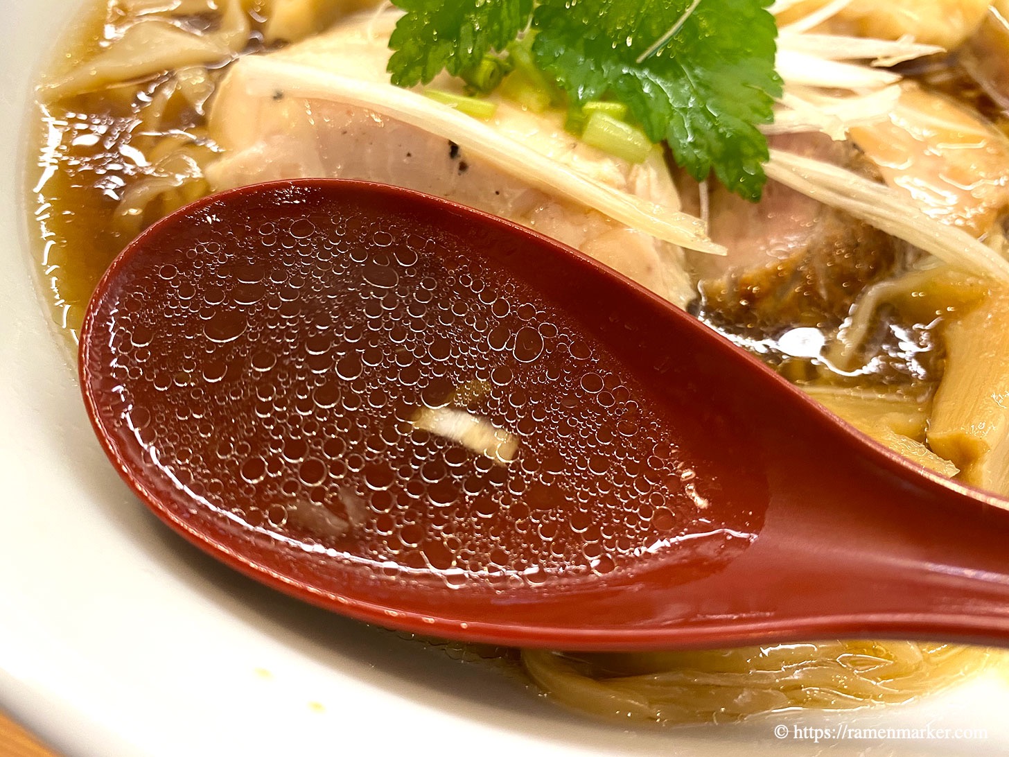 麺や 一峯 醤油わんたん麺 スープ