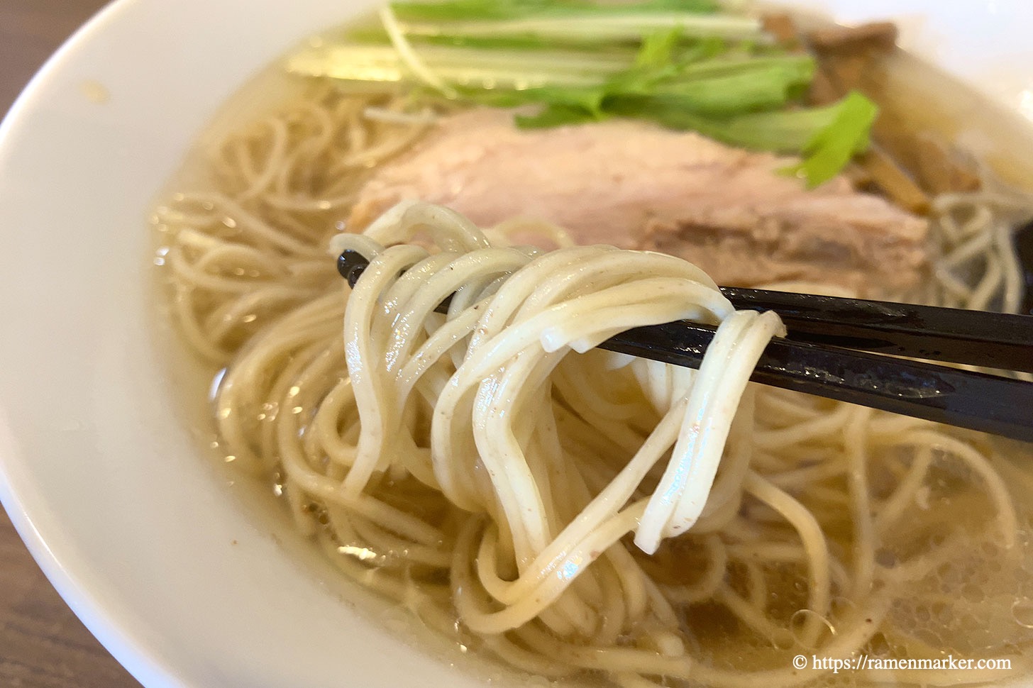 白醤油ラーメン 全粒粉入の麺