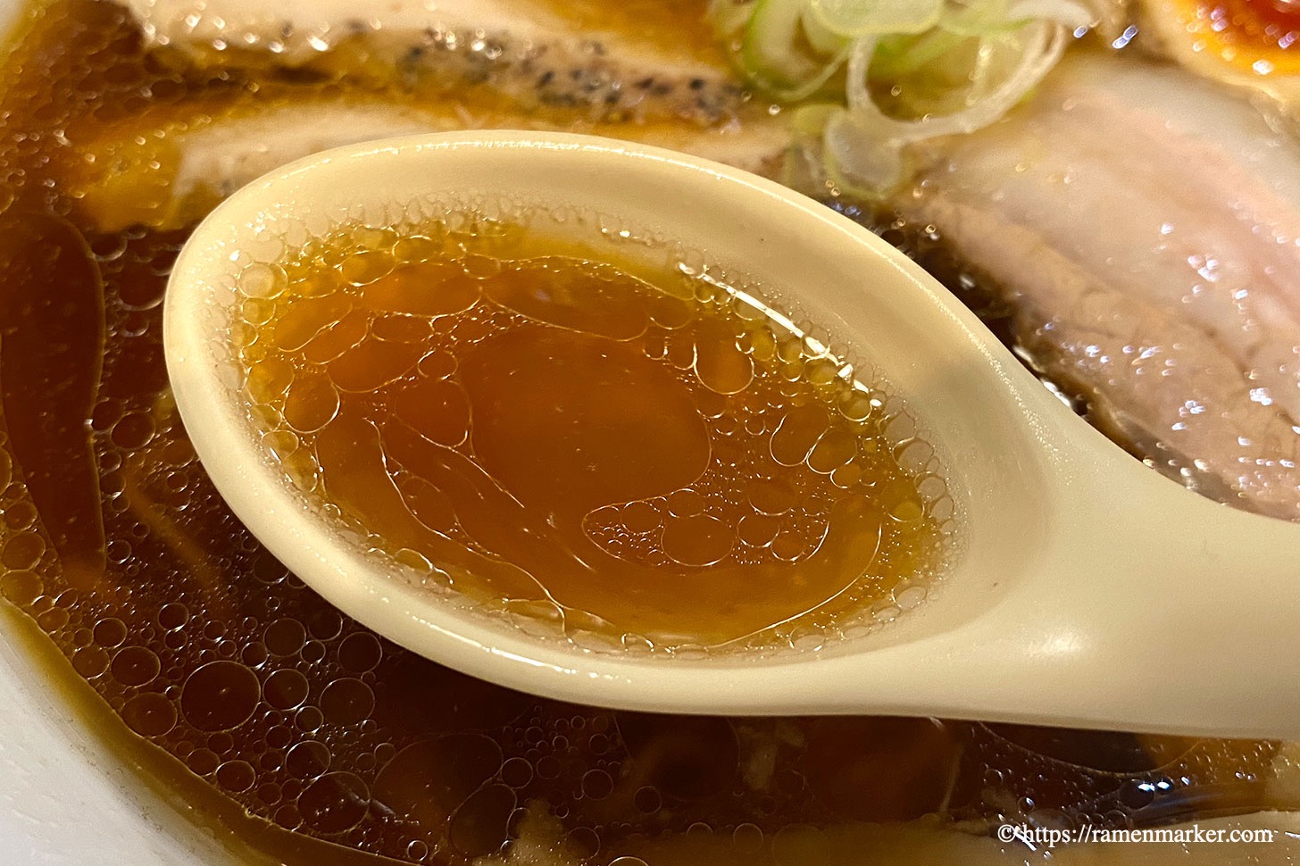 ラーメンフリーバーズ 横浜 は鶏ベースの上品な醤油ラーメン 炎天下でも大行列 ラーメンマーカー
