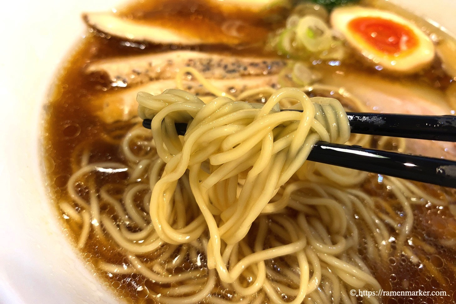 ラーメンフリーバーズ 横浜 は鶏ベースの上品な醤油ラーメン 炎天下でも大行列 ラーメンマーカー